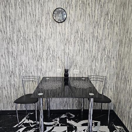 Black And White Apartment キシナウ エクステリア 写真