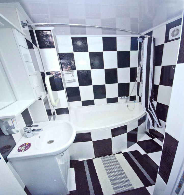 Black And White Apartment キシナウ エクステリア 写真